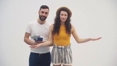 Pasaportlara ve bavullara aşık çekici bir çiftin veda videosu..
