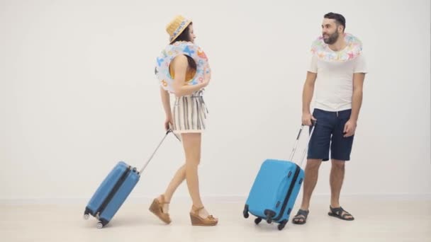 Vidéo 4k de couple drôle avec des valises attendant de partir. — Video