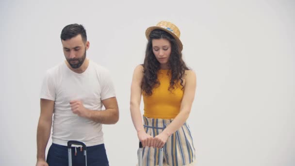 4k video dari pasangan yang baik menari dengan koper sambil menunggu check-in. — Stok Video