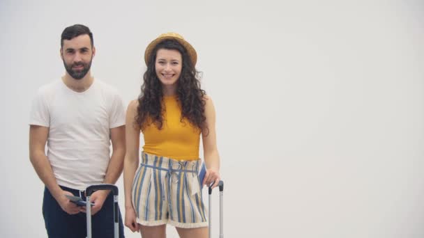 4k vídeo de jovem casal no corredor do aeroporto com bagagem. — Vídeo de Stock