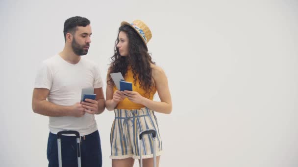 4k video de pareja joven hablando y sosteniendo pasaportes. — Vídeos de Stock