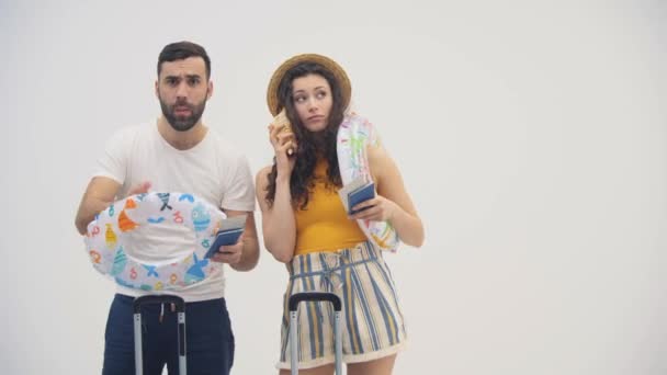 4k vídeo de belo casal jogando como crianças usando concha como um telefone. — Vídeo de Stock