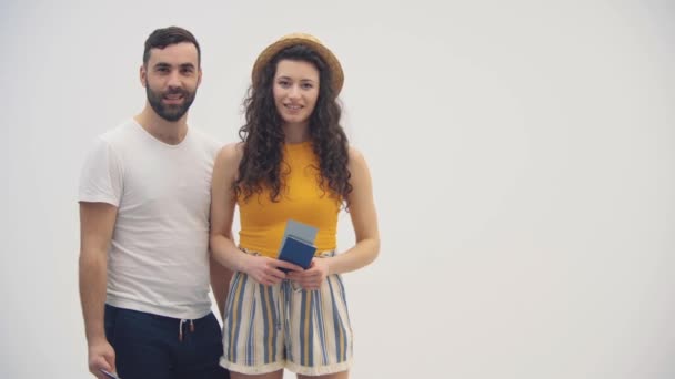 4k video de alegre pareja joven con maletas y pasaportes. — Vídeo de stock