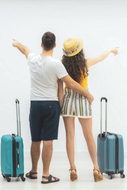 İki kişi seyahat edecek ve bavullarını taşıyacak..