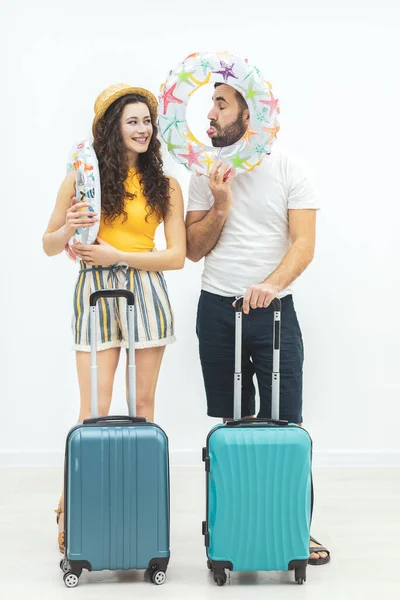 Junges Paar reist mit Gepäck in den Urlaub. — Stockfoto