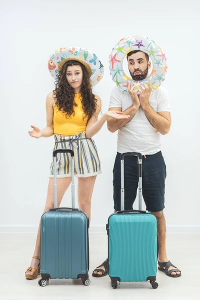 Foto, auf dem Mann und Frau auf dem Weg in den Urlaub sind und sich mit all ihren Sachen entspannen. — Stockfoto
