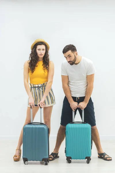 Reisende Touristen Frau und Mann in sommerlicher Freizeitkleidung, Hut mit Koffer, Reisepass. — Stockfoto