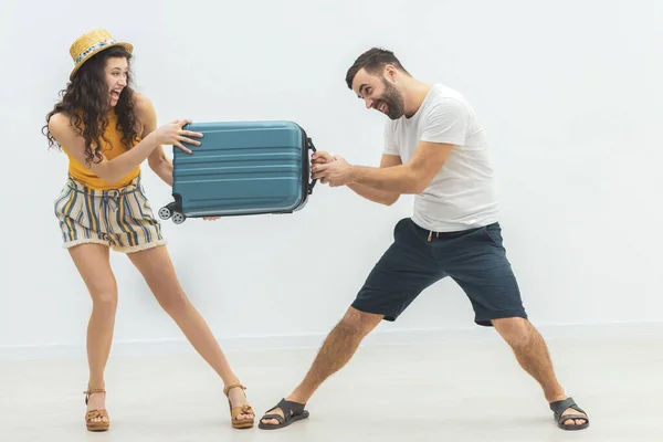 Zdjęcie, na którym mężczyzna i kobieta trzymają duże walizki na podróż. — Zdjęcie stockowe
