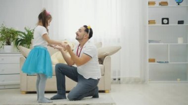 Baba kızıyla dans ediyor. Küçük baline dans ediyor.