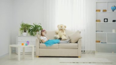 Küçük peri elinde sihirli değnekle kanepede yatıyor. Asayı sallıyor ve babası balerin kıyafetleri içinde ortaya çıkıyor. Dans ediyor, zıplıyor, hava bölünmesi yapıyor..