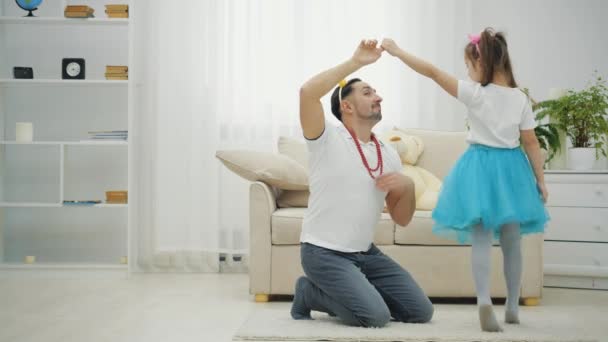 Papá está bailando con su hija. La pequeña bailarina está bailando.. — Vídeo de stock