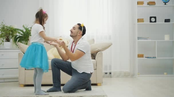 Papá está bailando con su hija. La pequeña bailarina está bailando.. — Vídeo de stock