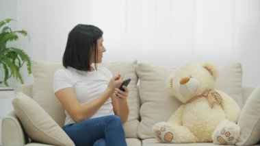 4k video kaygısız anne ve tatlı kız gülüyor ve eğleniyor.