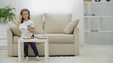 Annenin odaya gelip, makyaj yaptığı için kızıyla tartıştığı 4k 'lik bir video..