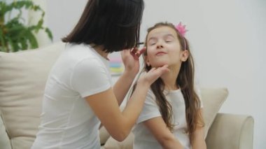 Annesinin kızına nasıl makyaj yapılacağını öğrettiği 4K videosu..