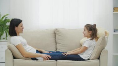 Annesinin küçük kızını motive ettiği 4k video..