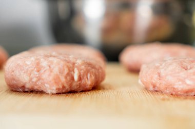 Pişmemiş pirzolaların yakın plan detayları, lezzetli ev yemekleri için kaliteli malzemeler, aile yemekleri ve yemek pişirme konseptleri için mükemmel.