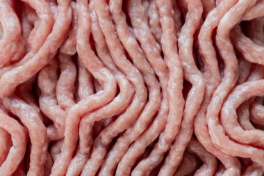 İnce ince doğranmış taze çiğ domuz eti, doğal pembe renkler ve desenli formlar sergilenir, lezzetli yemekler ve aile yemekleri pişirmek için gereklidir.