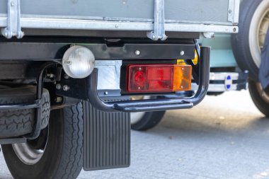 Antika araç arka özellikleri kırmızı, kehribar arka lamba, temiz ters lamba ve çamur, yol güvenliği ve pratik kullanım için gerekli