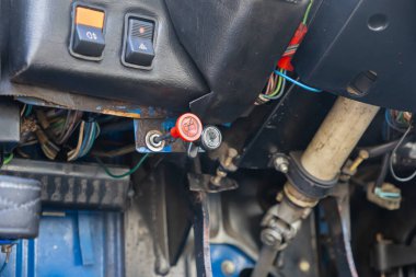 Aracın eski iç çekimleri ön far, tehlike, yakıt ve vantilatör anahtarları gibi pratik kontrol unsurlarına sahip, elle işlemin rustik cazibesini aktarıyor