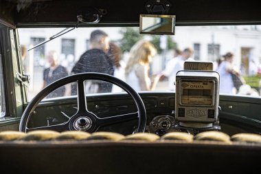 Poznan, Polonya - 31 Ağustos 2025: POLTAX vintage taksi metresi, eski arabanın içindeki klasik direksiyon, toplu taşıma geçmişini yansıtıyor