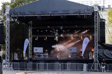 Poznan, Polonya - 31 Ağustos 2025: Poznanski Targiowek Rynku afişleri ve Grupa Mlodych Zabada ekranlarının yer aldığı boş açık hava etkinlik sahnesi