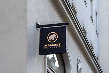 Poznan, Polonya - 31 Ağustos 2025: Bir MAMMUT mağazasının dışı, özellikle siyah tabeladaki belirgin altın fil logosu, dayanıklı açık hava teçhizatını temsil ediyor