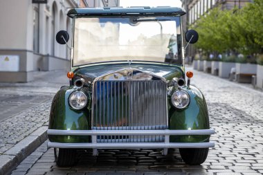 Poznan, Polonya - 31 Ağustos 2025: Rolls-Royce elektrikli tur arabasının önü, ikonik ızgara ve Cobblestone 'ların ruhunun yer aldığı,