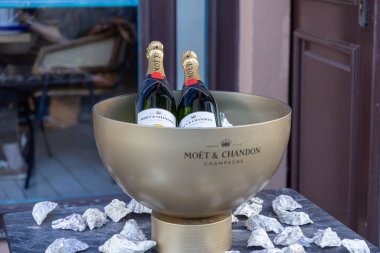 Poznan, Polonya - 31 Ağustos 2025: Altın bir buz kovasında soğutulmuş iki Moet & Chandon şampanya şişesi, lüks bir yemek etkinliği için taze istiridye kabuklarıyla sunuluyor