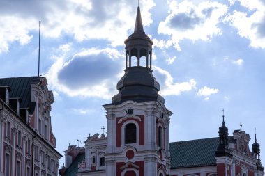 Poznan, Polonya - 31 Ağustos 2025: Ebedi Yardımımızın Katedral Bazilikası, Aziz Mary Magdalene ve Piskopos Aziz Stanislaus, Büyük