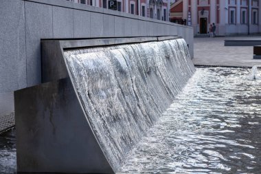 Poznan, Polonya - 31 Ağustos 2025: Çağdaş beton su özelliği tasarımı, hareketli bir şehir ortamında sakinleştirici ve yansıtıcı bir deneyim sunuyor