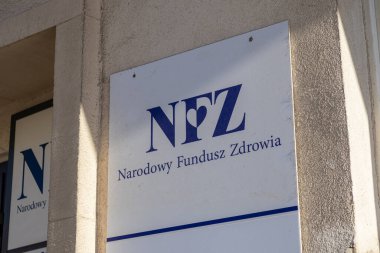 Poznan, Polonya - 31 Ağustos 2025: NFZ Narodowy Fundusz Zdrowia, Polonya 'nın ulusal sağlık sigorta sistemini temsil eden bir tabela