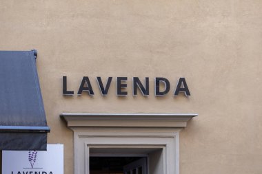 Poznan, Polonya - 31 Ağustos 2025: Belirgin LAVENDA marka levhası, bir perakende kuruluşu ve yerel işletme anlamına gelen bir binanın ön cephesine koyu siyah harflerle monte edilmiş.