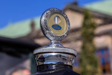Poznan, Polonya - 31 Ağustos 2025: Ford klasik araba radyatör kapağının yakından görüntüsü, yuvarlak, karmaşık bir krom sıcaklık göstergesi