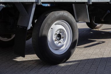 Poznan, Polonya - 31 Ağustos 2025: Engebeli siyah bir lastiğin yakın çekimi, el değmemiş beyaz kenar ve ticari aracın çamur kaplaması, ağır taşımacılık lojistiği için hayati önem taşıyor