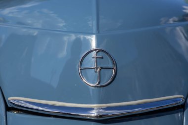 Poznan, Polonya - 31 Ağustos 2025: Klasik otomotiv tasarımı ve tarihi değeri olan açık mavi bir arabanın kaputunda bulunan FSO amblemi