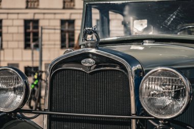 Poznan, Polonya - 31 Ağustos 2025: Ford antika otomobilin tarihi tasarımı önemli bir ızgara, cilalanmış krom ve görkemli bir kartal kaput süsü içerir