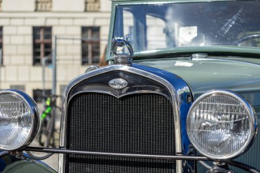 Poznan, Polonya - 31 Ağustos 2025: Ford klasik otomobillerinin ön yüzü, zamansız güzelliğini, rafine işçiliğini ve tarihsel dönemin ayırt edici farlarını sergiliyor.