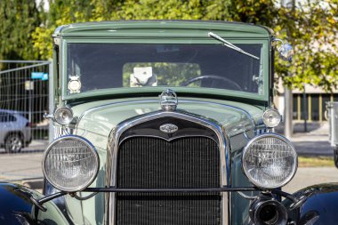 Poznan, Polonya - 31 Ağustos 2025: Otomotiv tarihi için klasik Ford vintage arabasının ön görüntüsü, ayrıntılı krom ızgarası, zarif farları ve tarihi tasarımı vurgulanıyor