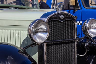 Poznan, Polonya - 31 Ağustos 2025: Ford klasik arabasının ikonik ızgarası, parlak far ve zarif kaput süsü, zengin klasik otomotiv mirasının somutlaştırılmış hali