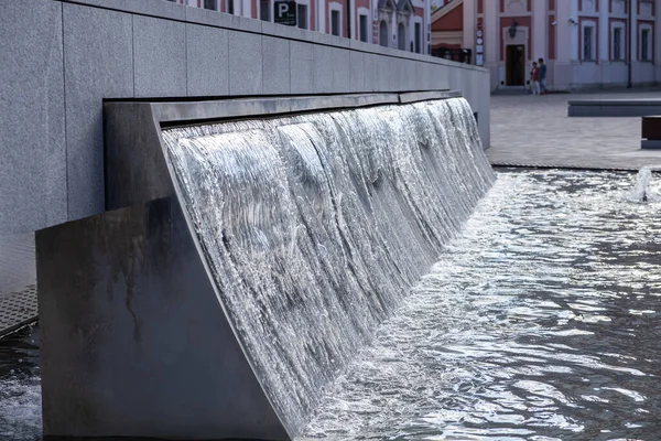 Poznan, Polonya - 31 Ağustos 2025: Çağdaş beton su özelliği tasarımı, hareketli bir şehir ortamında sakinleştirici ve yansıtıcı bir deneyim sunuyor