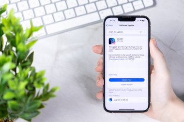 Poznan, Polonya - 16 Eylül 2025: Yazılım Güncelleme ekranı iOS 18.7 ve iOS 26 modernleştirilmiş Sıvı Cam sunuyor