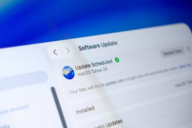 Poznan, Polonya - 16 Eylül 2025: macOS Tahoe 26 ve Sıvı Cam geliştirilmiş sistem bakımı için yeniden başlatılan bir yazılım güncellemesi gösteriyor