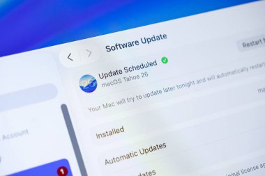Poznan, Polonya - 16 Eylül 2025: Yazılım Güncelleme Arayüzü yaklaşan MacOS Tahoe 26 kurulumunu gösteriyor, işlevsellik ve Sıvı Cam teknolojisi yardımları sözü veriyor