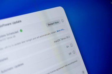 Poznan, Polonya - 16 Eylül 2025: MacOS Tahoe 26.0 sistem ekran temel performans için 'Yeniden Başlat' düğmesi ile kritik yazılım güncellemesini gösterir