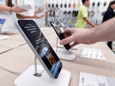 Poznan, Polonya - 20 Eylül 2025: Müşteriler iPhone 17 Pro Max ile etkileşime girerek, yoğun bir perakende satış ortamında gelişmiş mobil teknoloji ve zarafet tasarımı deneyimlediler