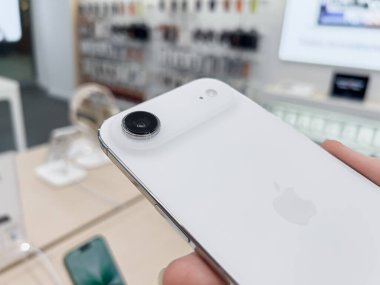Poznan, Polonya - 20 Eylül 2025: iPhone Air, yeni bir beyaz akıllı telefon, müşterinin elinde, benzersiz tek kamerasını dinamik elektronik mağazasında sergiliyor.