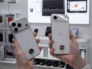 Poznan, Polonya - 20 Eylül 2025: Apple iPhone 17 Pro ve iPhone Air akıllı telefonları, perakende satış kablolarıyla cep telefonu yeniliklerini gösteriyor