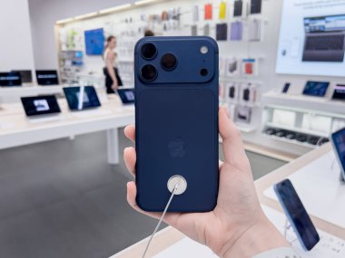 Poznan, Polonya - 20 Eylül 2025: iPhone 17 Pro, müşteri resmi bir Apple perakende mağazasında en son akıllı telefonu inceliyor, yeni teknolojiyi ön plana çıkarıyor