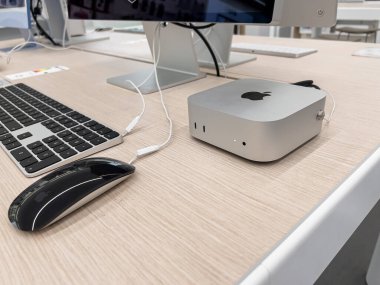 Poznan, Polonya - 20 Eylül 2025: Gelişmiş dijital çalışma alanı verimliliği ve ev ofis kullanımı için Sihirli Klavye ve Fare sunan şık bir Apple Mac masaüstü kurulumunun yukarıdan aşağı görüntüsü